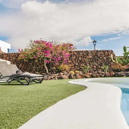 Celeste Vila Puerto del Carmen (Lanzarote)